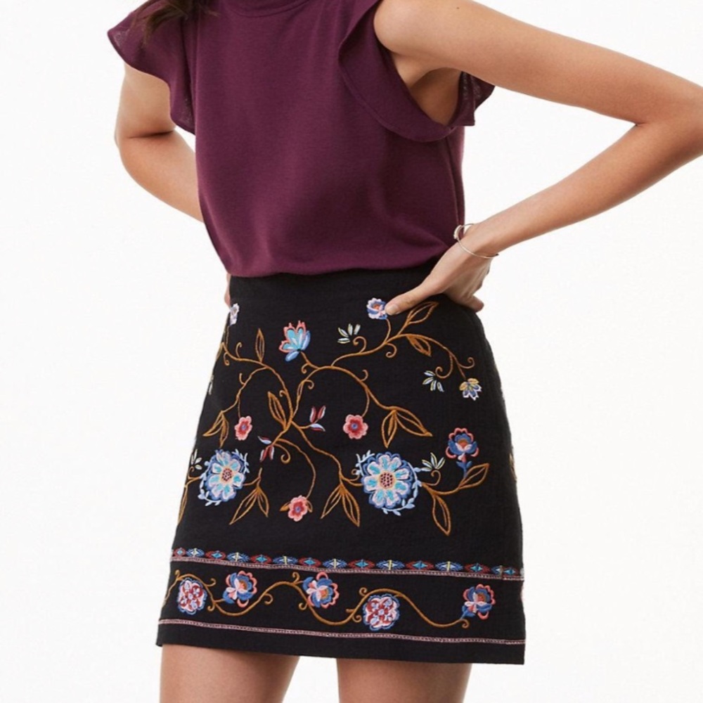 Beauty Floral 🌸🌷Black Mini Skirt. Summer Time Ready ☀️😉